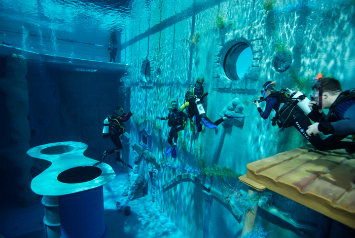 Самый глубокий бассейн в мире с множеством подводных достопримечательностей.