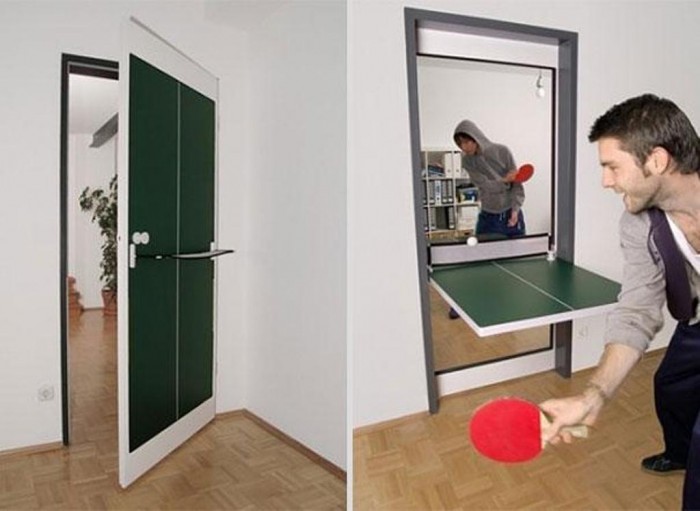 Дверь, которая легко превращается в теннисный стол.