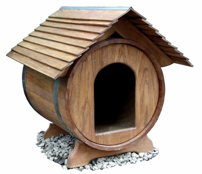 Собачья будка из деревянной бочки.