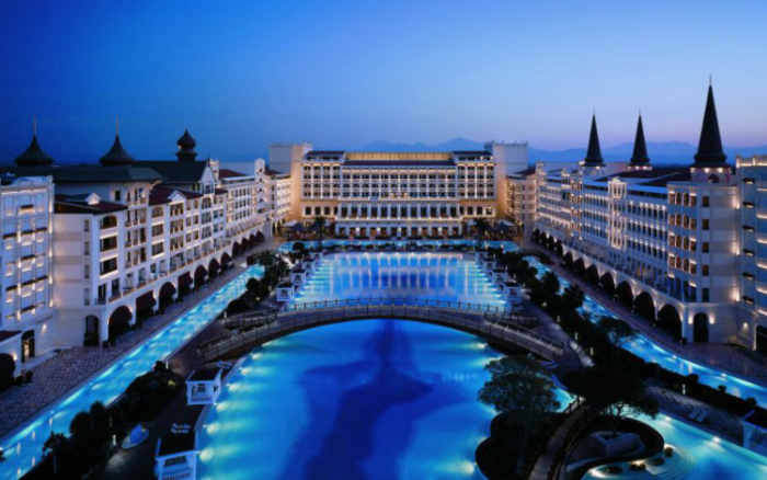 Огромный бассейн, который расположен в центре отеля Palace Antalya.