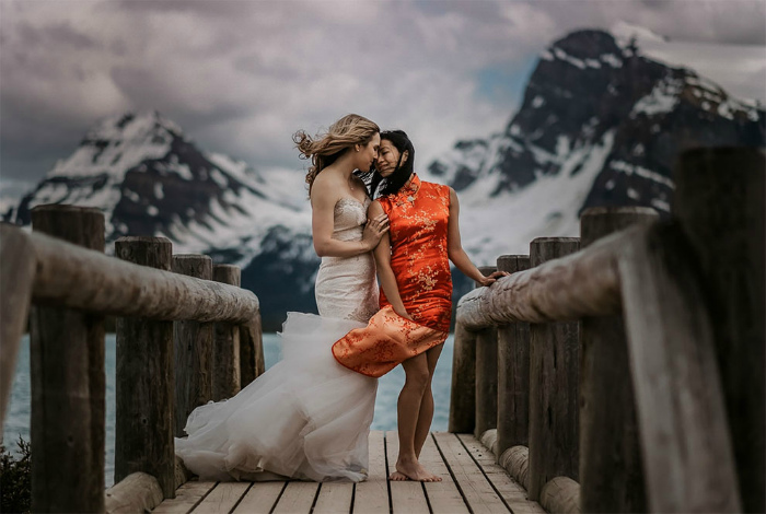 Однополая свадьба на озере Боу, Альберта, Канада.