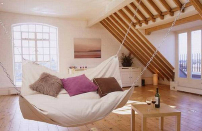 Повесьте в спальне качели из ткани, которые будут служить альтернативным местом отдыха.