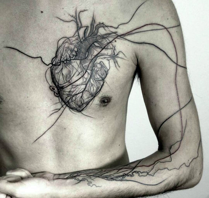 Татуировка с изображением сердца.