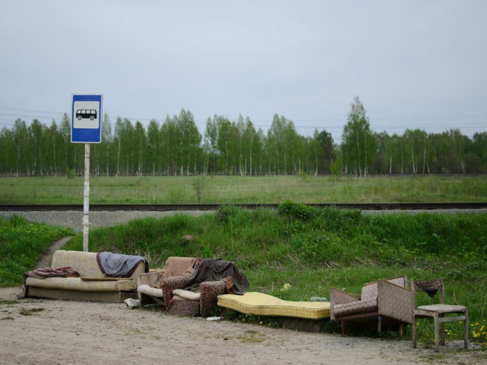 Автобусная остановка оборудованная мягкой мебелью.