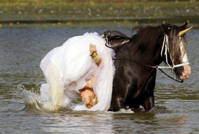 Невеста на лошади.