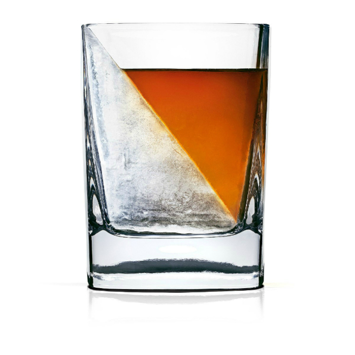 Идеальный стакан для виски, который наполовину состоит из льда.