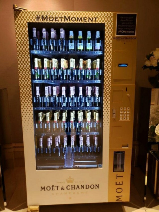 Автомат с шампанским. | Фото: Best Ten News.