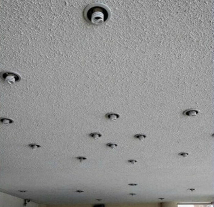 Потолок, который пугает. | Фото: О недвижимости с душой.