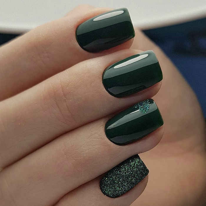 Интересный дизайн ногтей в зеленом цвете.