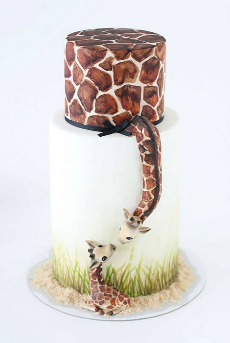 Милый тортик с изображениями двух целующихся жирафов.
