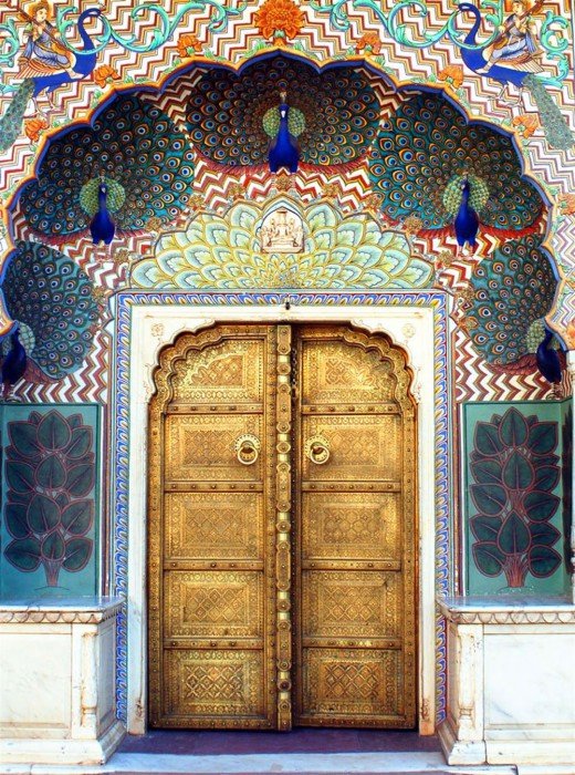 Дверь в восточном стиле, украшенная пестрыми изображениями павлинов.