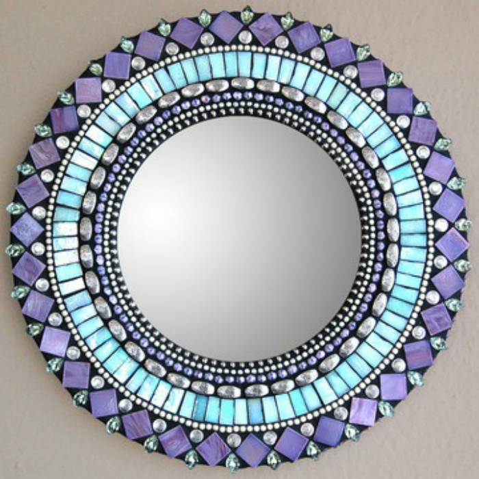 Круглое зеркало, украшенное мозаикой.