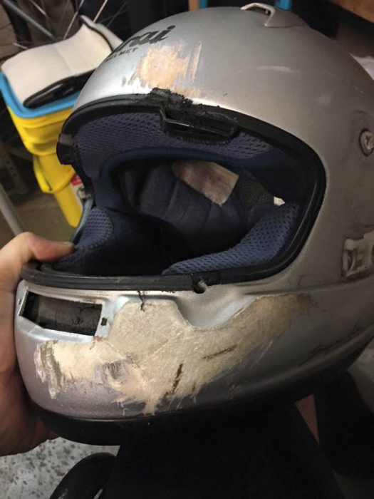 Шлем после падения с мотоцикла.