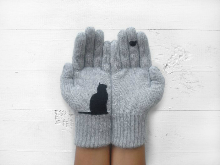 Шерстяные перчатки с изображением черной кошки.