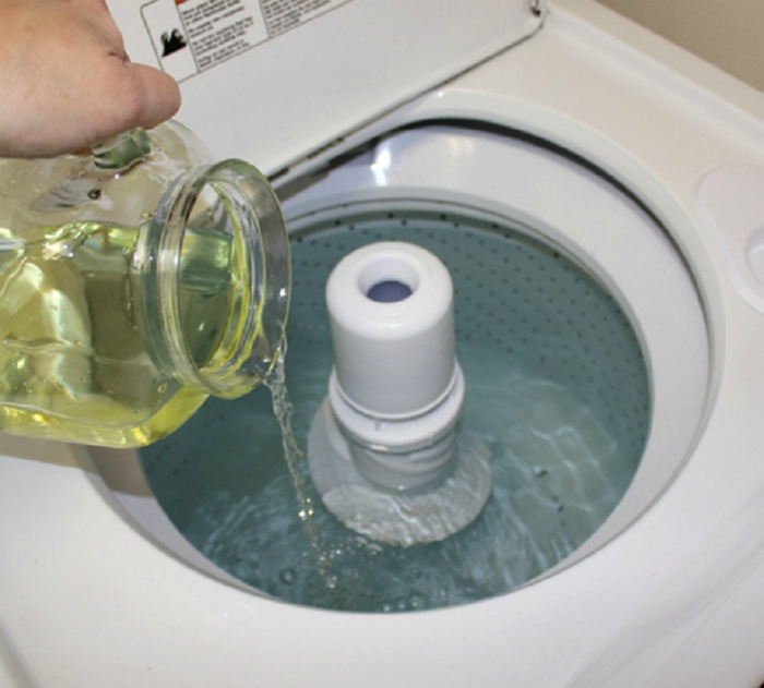 Заполните стиральную машину горячей водой с добавлением отбеливателя, чтобы почистить барабан стиральной машины и избавиться от неприятного запаха.