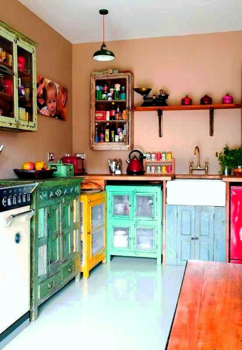 Красочная мебель в интерьере кухни.