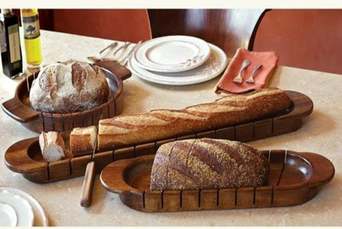 Специальная доска для нарезки хлеба.