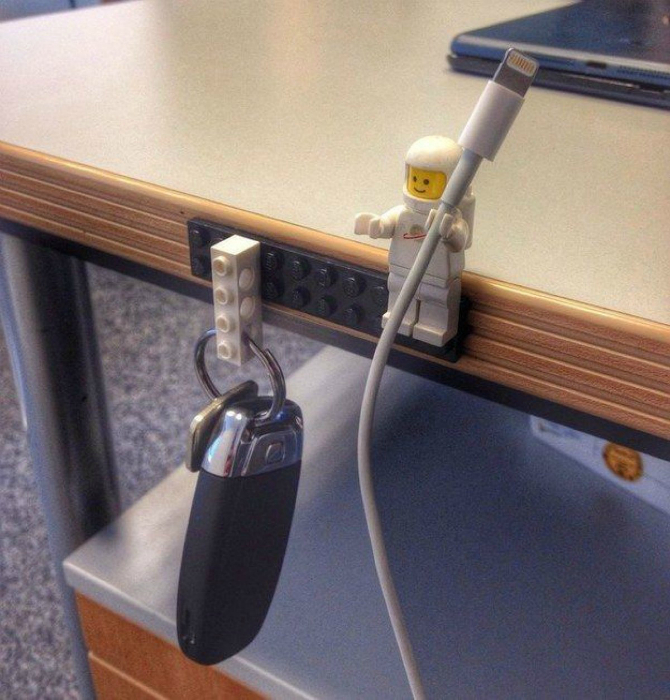 Крючек для ключей и держатель для кабеля из фигурок LEGO.