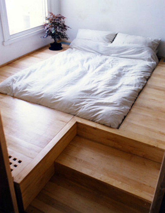 Кровать, встроенная в подиум.