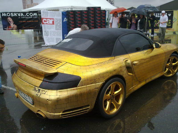 Porsche 911, кузов которого полностью покрыт 20 килограммами золота.
