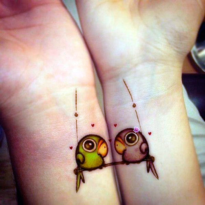 Татуировки с изображениями миниатюрных птичек.