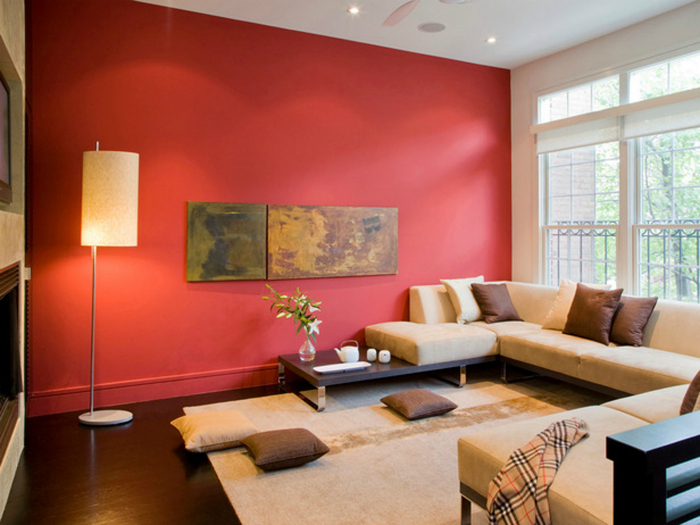 Если хотите зрительно расширить пространство комнаты и вместе с тем создать стильный и уютный интерьер, красьте три стены в светлые тона, а одну сделайте контрастной.
