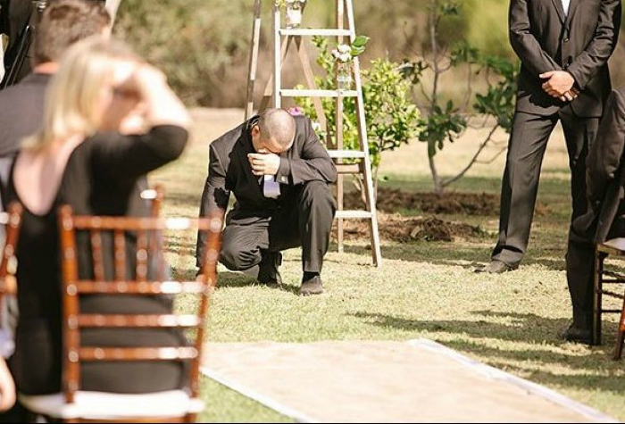 Мужчина склонился на колени перед своей невестой.