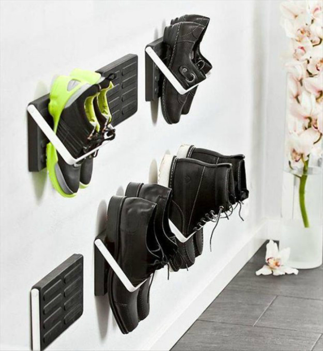 Удобные полочки для обуви, которые крепятся к стене для компактного хранения обуви.