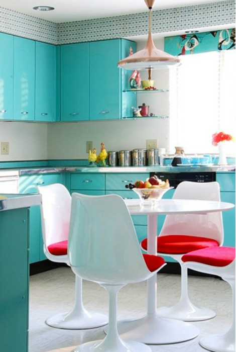 Сочетание белого, голубого и розового цвета в интерьере кухни.