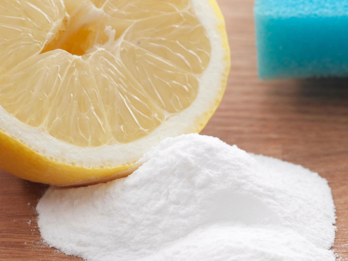 Лимон и пищевая сода поможет избавиться от пятен пота.