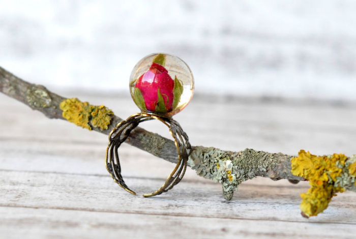 Оригинальное кольцо с миниатюрным бутоном розы.