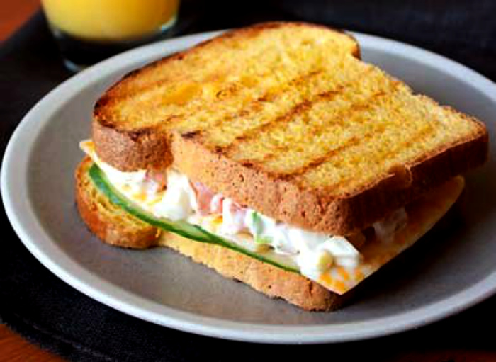Сытный сэндвич с ячным салатом.