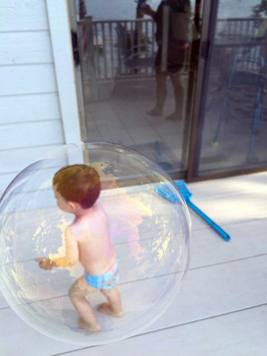 Мыльный пузырь с ребенком.