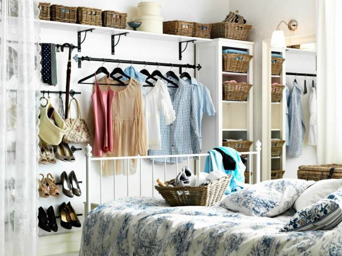 Пустующую стену в комнате можно оборудовать под открытую гардеробную для часто надеваемых вещей и обуви.