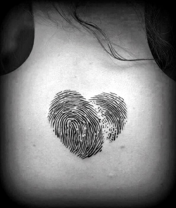 Татуировка в виде сердца.