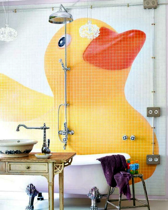 Ванная комната с забавным мозаичным рисунком.