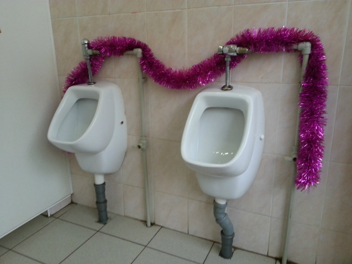 А в общественных туалетах все еще царит праздничная атмосфера...