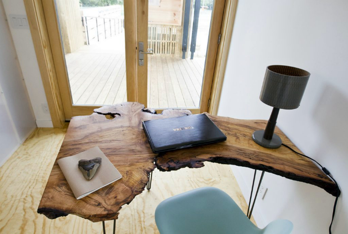 Письменный стол из грубого дерева.