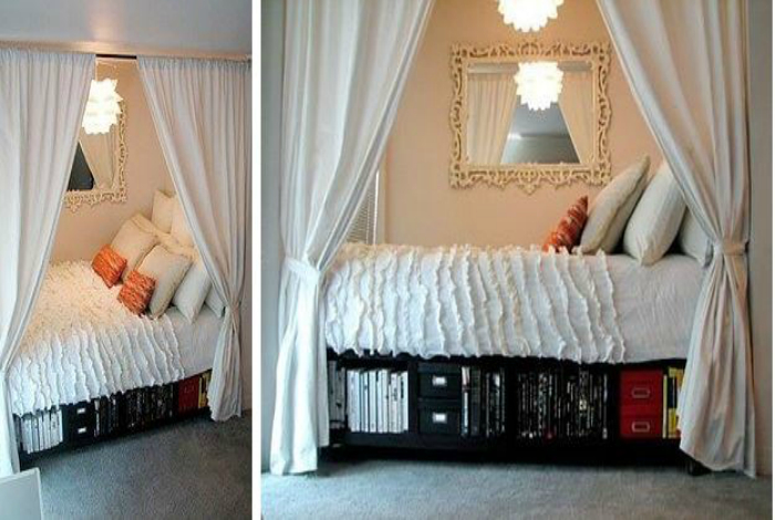 Поставьте кровать в нише и отгородите ее плотными шторами, чтобы сделать спальное место уединенным.