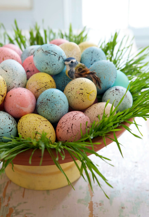 Цветные яйца с кляксами.