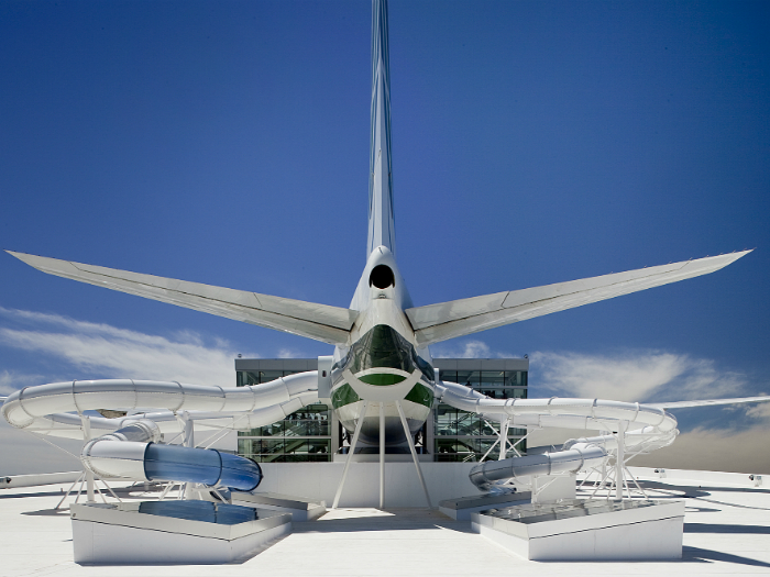 Этот парк развлечений выполнен в уникальной авиационной теме: в центре расположен реальный Boeing 747, оборудованный под горку.