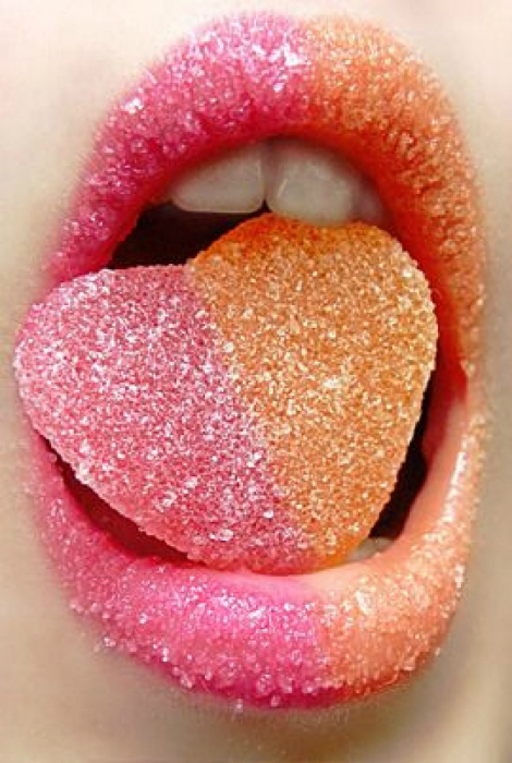 Макияж губ с использованием двух сочных оттенков блеска, присыпанного сахаром.