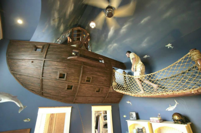 Большой игровой домик в виде пиратского корабля для сказочного декора детской комнаты.