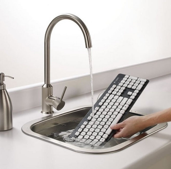 Мечта каждой хозяйки - клавиатура, которую можно мыть под струей воды.