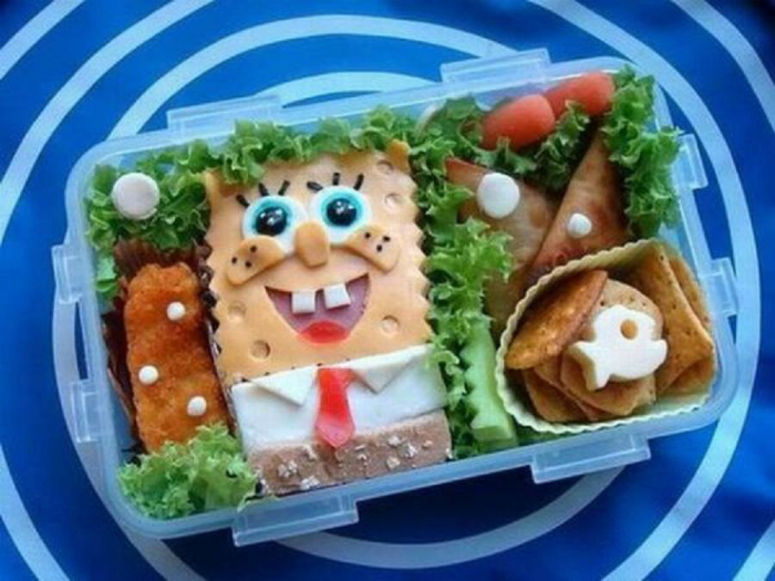 Сытный обед из мяса овощей и бутерброда в виде губки Боба.