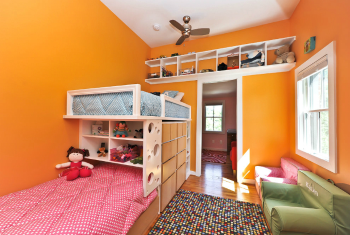 Детская в оранжевом цвете.