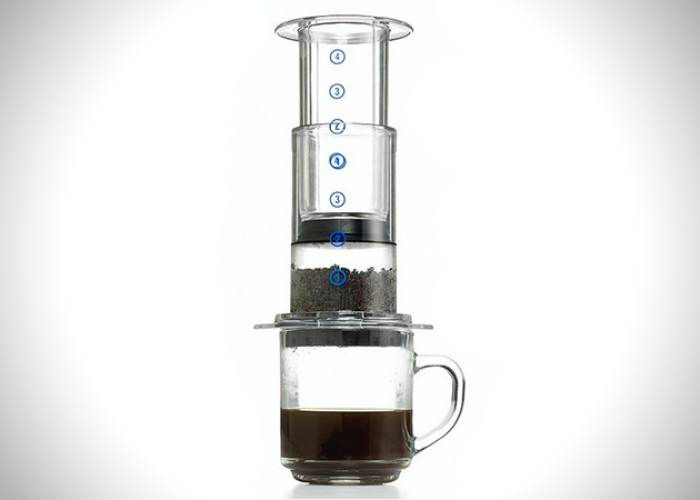AeroPress - инновационная ручная кофеварка-кофемолка, способная приготовить до 4 чашек кофе за 1 минуту.