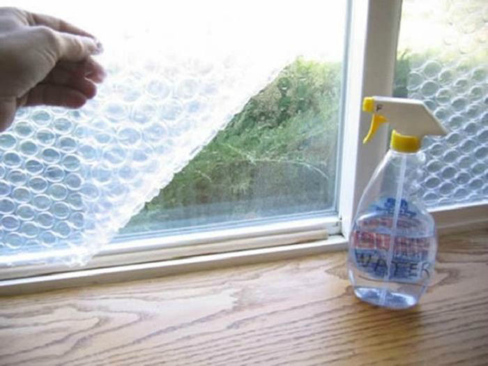Пузырчатая пленка на окне защитит жилье от холода и сквозняка.