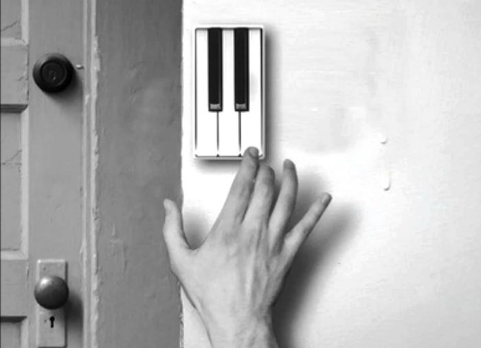 Дверной звонок в виде клавиш рояля.