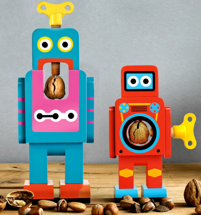 Яркие роботы-орехоколки щелкают орехи не хуже Щелкунчика.